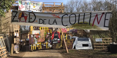 Das Protest-Lager auf dem Mormont-Hügel bei Eclépens (VD) wurde von der Polizei geräumt und 150 Umweltaktivist*innen wurden vorübergehend festgenommen. © Dodoïste /wikicommons