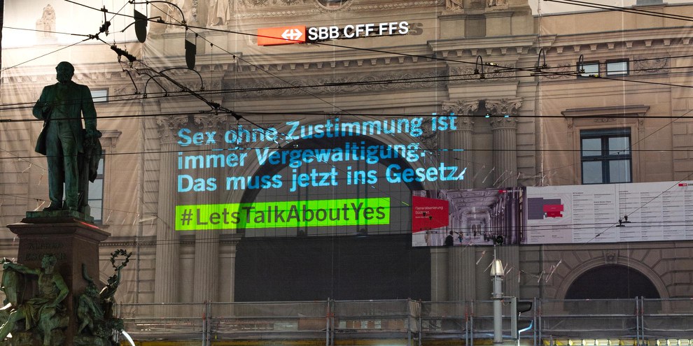 Aktion zum Internationalen Frauentag am 8. März 2021: Projektion am Hauptbahnhof Zürich. © Fabienne Bühler /  Weitere Bilder durch Klick aufs Bild.