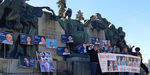 Am Freitag wollten die Frauenrechtsgruppe Amnesty International Schweiz und Solifonds eine Petition an die indische Botschaft übergeben, sie wurden jedoch abgewiesen. © Amnesty International Schweiz