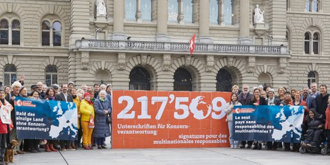 Übergabe der Unterschriften für Konzernverantwortung © konzernverantwortung.ch