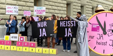 Mehr als 40'000 Personen unterzeichneten die Petition für ein konsensbasiertes Sexualstrafrecht: Übergabe der Petition am 21. November 2022 . © Amnesty International -  Weitere Bilder durch Klick aufs Bild