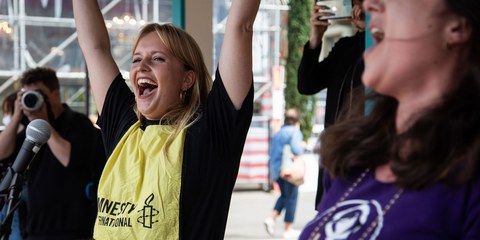 Eine grosse Zahl von Aktivist*innen und Organisationen kann sich nach langem Engagement über das positive Resultat im Nationalrat freuen. © Anne Gabriel Jürgens