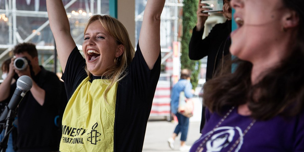 Eine grosse Zahl von Aktivist*innen und Organisationen kann sich nach langem Engagement über das positive Resultat im Nationalrat freuen. © Anne Gabriel Jürgens