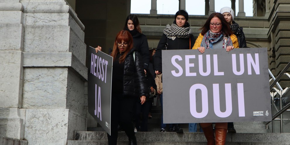 Amnesty-Aktivist*innen und Vertreter*innen von Organisationen von Betroffenen kehren am 21. November 2022 von der Übergabe der 40'000 Petitionsunterschriften für ein «Nur Ja heisst Ja» zurück. © Hüseyin Aydemir / Amnesty International Schweiz