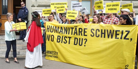 «Helvetia», die für das humanitäre Völkerrecht steht, übergibt die Unterschriften der Petition an die Bundeskanzlei. © Amnesty Schweiz / Weitere Fotos von der Übergabe bei Klick aufs Bild.