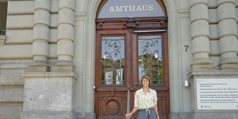 Erleichterung: Amnesty-Mitarbeiterin Lisa Salza verlässt das Berner Amtshaus nach ihrem Freispruch © Amnesty International