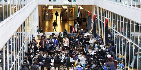 Die Demonstrationen an Schweizer Universitäten, wie hier in Lausanne, sollten nicht durch repressiven Massnahmen seitens der Universitäten behindert werden. © Keystone, Noemi Cinelli