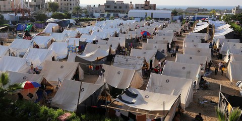 Seit Beginn der Eskalation des Konflikts hat die UNRWA Einrichtungen zur Aufnahme flüchtenden Palästinenser*innen errichtet, wie hier in Khan Yunis im Süden des Gazastreifens am 19. Oktober 2023. © Majdi Fathi/NurPhoto via Getty Images