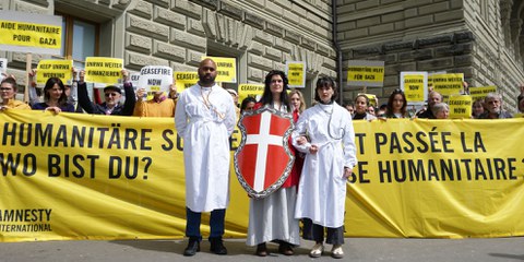 Am 29. April wurde die Petition mit mehr als 45'000 Unterschriften der Bundeskanzlei übergeben. Die Petition fordert einen Waffenstillstand und die Fortführung der Unterstützung der UNRWA durch die Schweiz. © Amnesty Schweiz