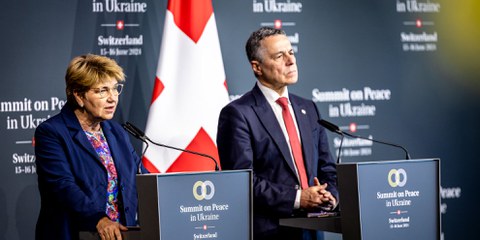 Bundespräsidentin Amherd und Aussenminister Cassis beantworten Fragen der Medien nach der ersten Ukraine-Friedenkonferenz auf dem Bürgenstock, 16.06.2024 © KEYSTONE/EDA/POOL/Michael Buholzer via flickr