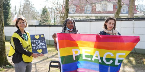 Übergabe einer Petition, die ein Ende des Krieges in der Ukraine fordert, vor der russischen Botschaft in Bern, März 2022. Wegen dieser Aktion wurde eine Amnesty-Mitarbeitende gebüsst. © Amnesty International