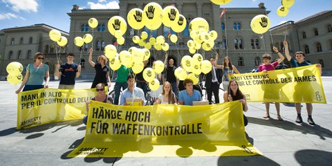 Amnesty Schweiz warnt vor gefährlicher Lockerung der Waffenexportregeln Amnesty Schweiz setzt sich seit Jahrzehnten gegen Waffenexporte in Staaten ein, die Menschenrechtsverletzungen begehen, so 2012, als die Petition «Keine Waffen für Gräueltaten und Missbrauch» mit mehr als 20'000 Unterschriften übergeben wurde. © Amnesty International