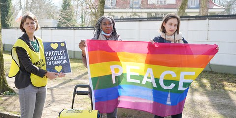 Freispruch für Amnesty-Mitarbeiterin Übergabe einer Petition vor der russischen Botschaft in Bern, März 2022: Wegen dieser Aktion wurde eine Amnesty-Mitarbeitende gebüsst. © Amnesty International