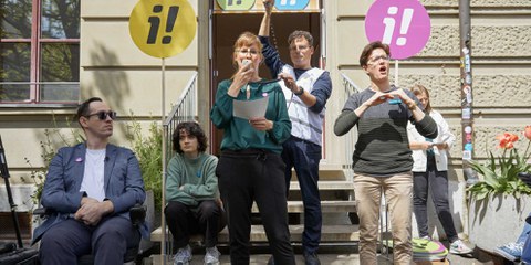 Inklusion muss ganzheitlich gedacht werden Die Initiant*innen der Inklusions-Initiative fordern: Endlich selbst bestimmen, wie, mit wem und wo wir leben und arbeiten möchten. © Jonathan Liechti / Inklusions-Initiative