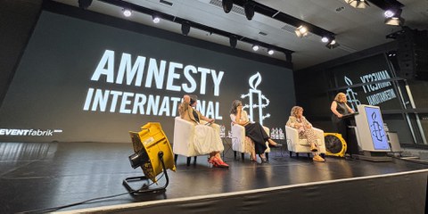 Nach der Absage durch die Uni Bern fand das Podium in der Event Fabrik in Bern statt © Amnesty International
