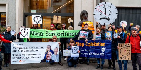 Schweiz bricht Klima-Vereinbaung mit Finanzierung von neuen Gaskraftwerken Vertreter*innen der beteiligten NGOs, darunter Amnesty Schweiz, überreichten den offenen Brief der Schweizerische Exportrisikoversicherung SERV in Zürich. © Caroline Scholl, Campax