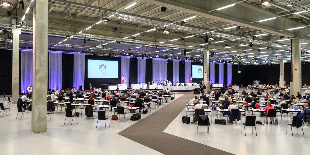 Zum Schutz der ParlamentarierInnen vor dem Coronavirus findet die Sommersession wiederum in der BernExpo statt. © Béatrice Devènes / parlament.ch