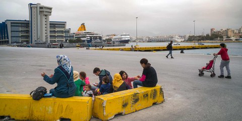 Die Asylgesetzrevision berücksichtigt die besonderen Bedürfnisse von unbegleiteten minderjährigen Asylsuchenden und von Familien mit Kindern.  © AI / Olga Stefatou