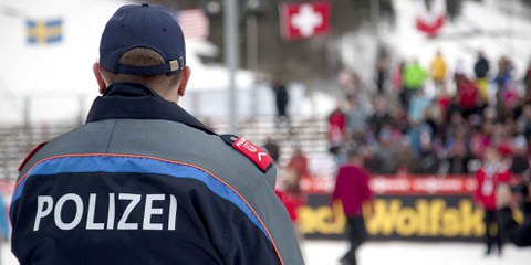 Die Polizei soll eigenmächtig einschneidende Massnahmen wie Hausarrest, Kontaktverbote oder den Einsatz von elektronischen Fussfesseln anordnen können, wenn ihr eine Person als gefährlich erscheint. © KarolinaRysava / Shutterstock.com