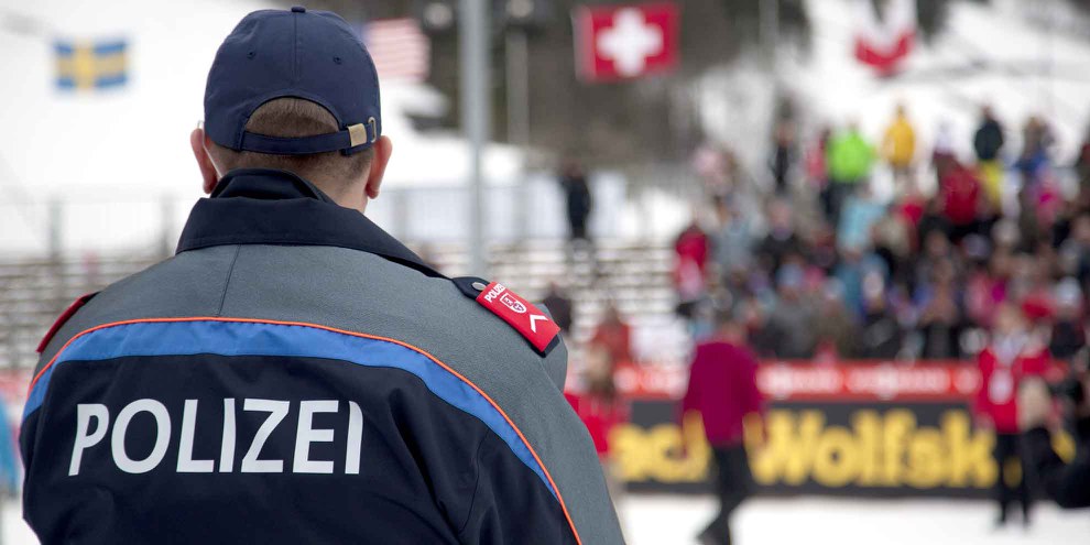 Die Polizei soll eigenmächtig einschneidende Massnahmen wie Hausarrest, Kontaktverbote oder den Einsatz von elektronischen Fussfesseln anordnen können, wenn ihr eine Person als gefährlich erscheint. © KarolinaRysava / Shutterstock.com