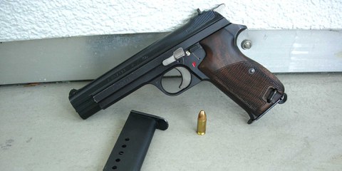 Automatikpistole P210 der Schweizer Armee, inkl. Magazin und Munition. © Vercing / wikicommons