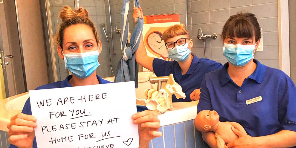Hebammen in einem Gebärzimmer eines Schweizer Spitals , 20. März 2020. © Franziska Christen