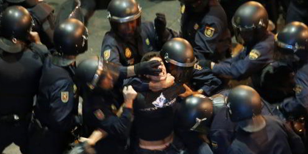 Polizisten nehmen einen Demonstranten in Madrid in die Mangel. © REUTERS / Sergio Perez 