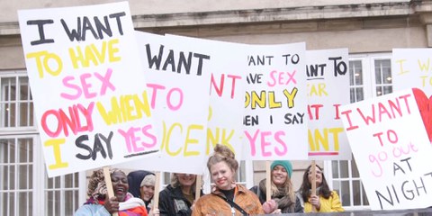 Aktion von AI-Dänemark zur Veröffentlichung eines Berichts zu sexueller Gewalt © Amnesty International Dänemark