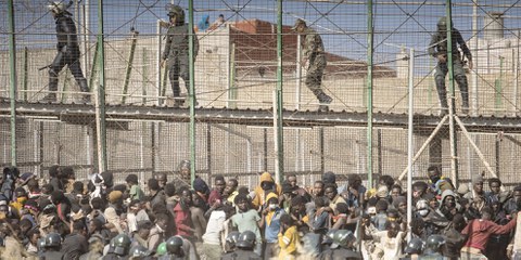 Verzweifelte Migrant*innen versuchten am 24. Juni aus Marokko in die spanische Enklave Melilla zu gelangen. Die Polizei setzte rohe Gewalt ein.© Javier Bernardo/AP/Alamy