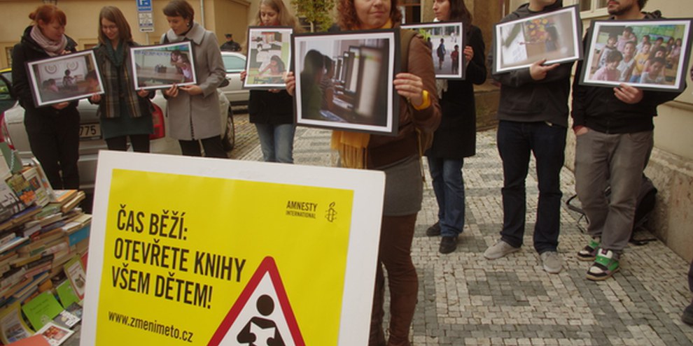 AktivistInnen fordern vor dem tschechischen Bildungsministerium ein Ende der Diskriminierung, November 2012. © Amnesty International (Photo: Adam Podhola)