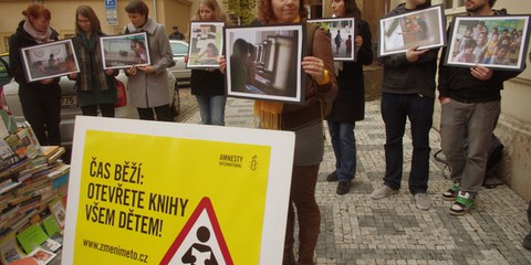 AktivistInnen fordern vor dem tschechischen Bildungsministerium ein Ende der Diskriminierung, November 2012. © Amnesty International (Photo: Adam Podhola)