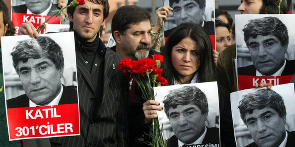 Demonstrierende in Istanbul: "Hrant Dink wurde ermordet, weil er seine Meinung friedlich geäussert hat.": © APGraphicsBank