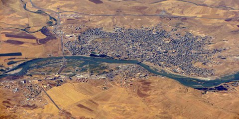 Die türkische Stadt Cizre mit dem Fluss Tigris aus der Vogelperspektive, Juli 2012. © Wikicommons, Rehman Abubakr