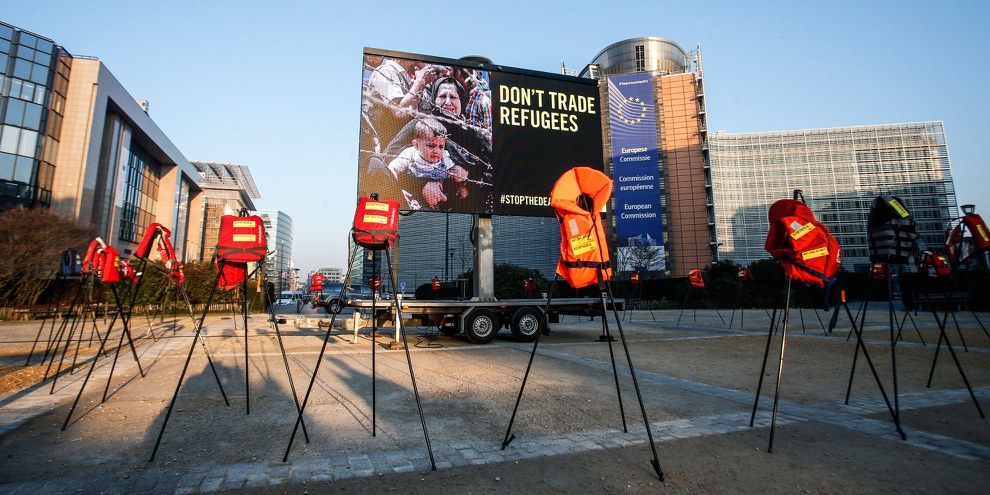 Kein Handel mit Flüchtlingen! Protestaktion vor dem Sitz der EU gegen das Abkommen zwischen der EU und der Türkei. © Thierry Roge
