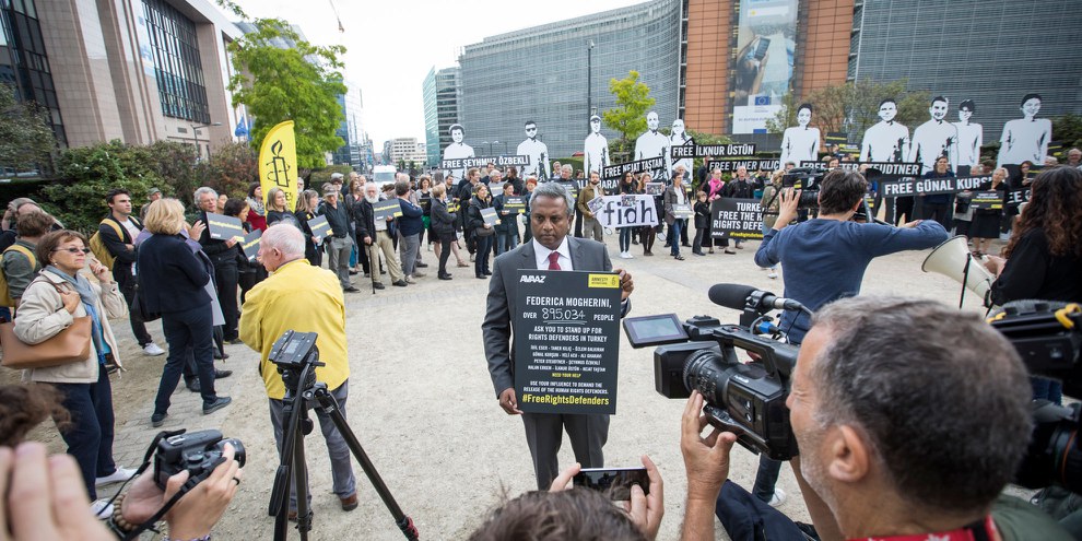 Salil Shetty demonstriert mit Aktivistinnen und Aktivisten vor dem Europäischen Rat in Brüssel. © Amnesty International