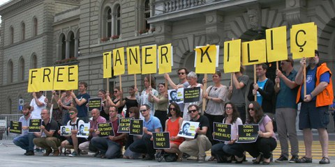 Auch vor dem Bundeshaus in Bern wurde die sofortige Freilassung von Taner Kiliç gefordert. © Amnesty Schweiz