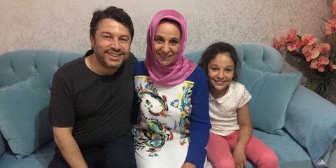 Seit einem halben Jahr von seiner Familie getrennt: Taner Kiliç, Präsident von Amnesty Türkei, mit Frau und Tochter. © Amnesty International