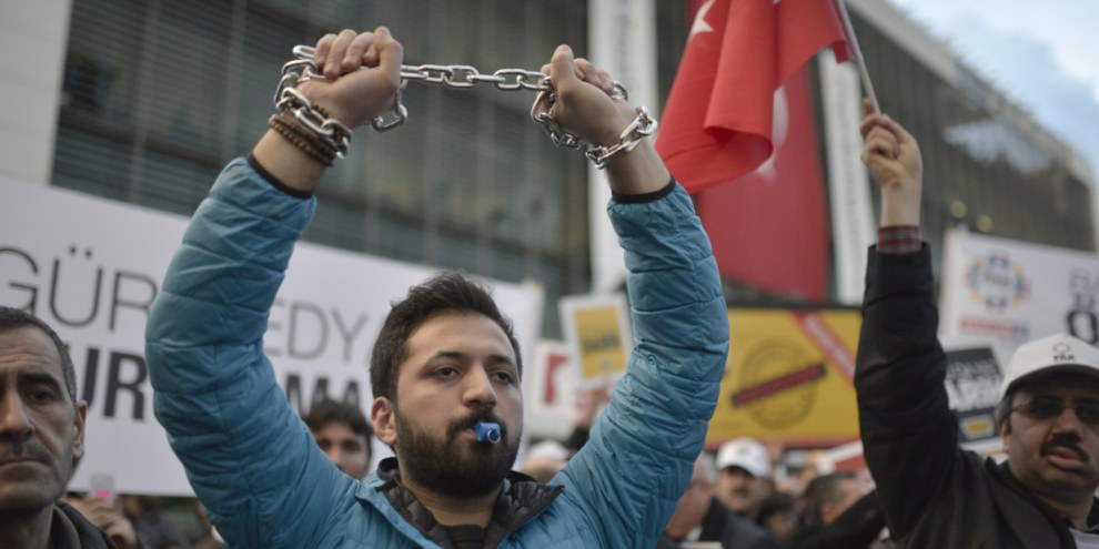 Demonstration für die Pressefreiheit im März 2016: Ein Demonstrant kettet seine Hände, um die Einschränkung der Meinungsfreiheit aufzuzeigen. © Orlok / Shutterstock, Inc.