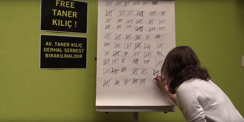 300 lange Tage im Gefängnis, und es werden noch mehr werden. Aktion von Amnesty Schweiz. © AICH