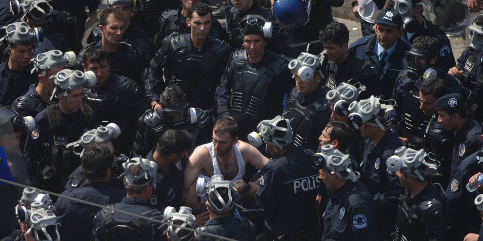 Türkische Polizisten umzingeln einen Demonstranten in Istanbul am 28. April 2018. © Yasemin Yurtman CandemirShutterstock.com