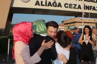 Endlich frei! Amnestys Ehrenpräsident Taner Kılıç aus dem Gefängnis entlassen