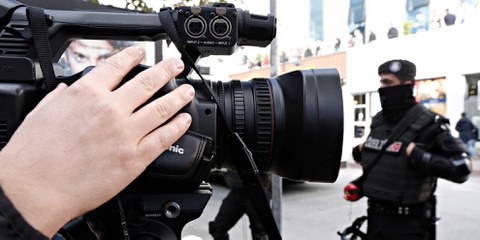 Bereitschaftspolizisten hindern Demonstranten und Demonstrantinnen am Protest vor einem Medienunternehmen, das die Regierung kritisiert hatte und deshalb geschlossen werden sollte. Istanbul, 2015. ©  Durch Alexandros Michailidis / shutterstock.com
