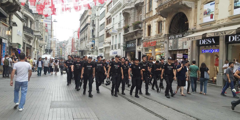 Demonstrationen und Pride-Marches wie hier in Istanbul geraten in der Türkei zunehmend unter Druck. © Begum Basdas