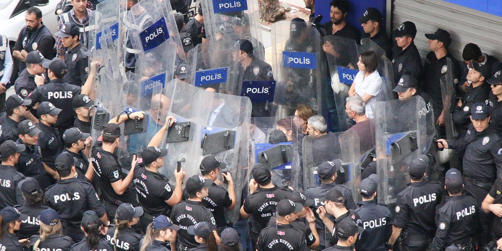 Polizei verhindert das Verlesen eines Statements, das die «Operation Friedensfrühling» kritisiert. Diyarbakır, 20 Oktober 2019 © Bilal Güldem, Mesopotamia Agency
