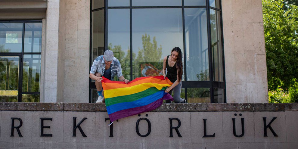 Melike Balkan und Özgür Gür mit der LGBTI*-Fahne auf dem Campus ihrer Uni. Das Rektorat verbot die Durchführung von Pride-Veranstaltungen 2019, dem sich die Studierenden widersetzten. Dafür droht ihnen nun Haft. © Akin Celiktas