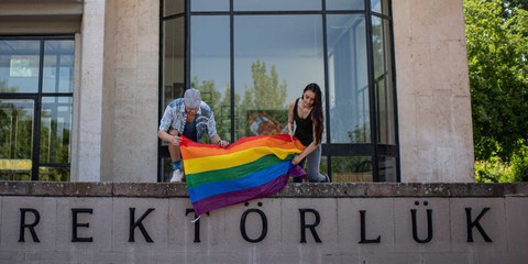Melike Balkan und Özgür Gür mit der LGBTI*-Fahne auf dem Campus ihrer Uni. Das Rektorat verbot die Durchführung von Pride-Veranstaltungen 2019, dem sich die Studierenden widersetzten. Dafür droht ihnen nun Haft. © Akin Celiktas