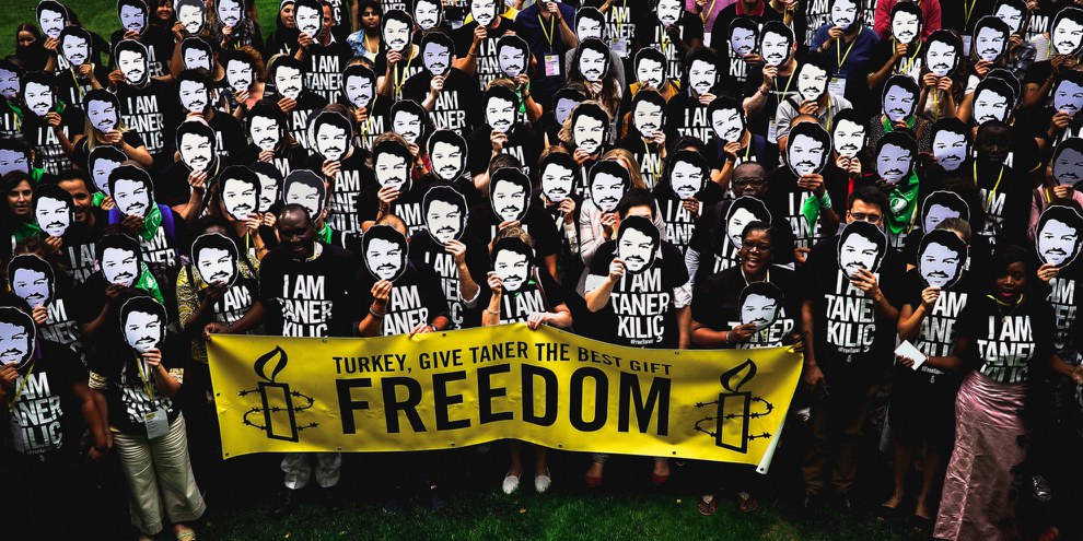 Mitglieder von Amnesty fordern die Freilassung von Taner Kılıç, dem ehemaligen Präsident von Amnesty Türkei, sowie der zehn weiteren angeklagten MenschenrechtsverteidigerInnen.© AI Polen / Szymon Stepniak