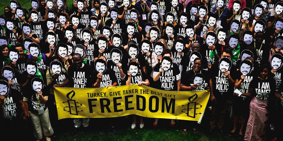 Mitglieder von Amnesty fordern die Freilassung von Taner Kılıç, dem ehemaligen Präsident von Amnesty Türkei, sowie der zehn weiteren angeklagten MenschenrechtsverteidigerInnen.© AI Polen / Szymon Stepniak