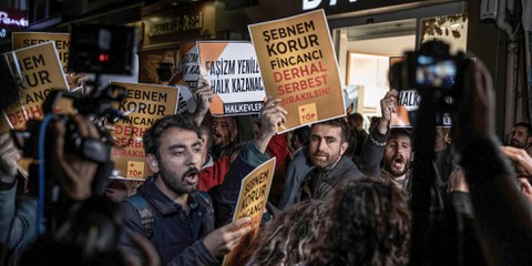 26. Oktober 2022, Istanbul, Türkei: Demonstrant*innen protestieren gegen die Verhaftung von Şebnem Korur Fincancı. © xOnurxDogmanx via Imago