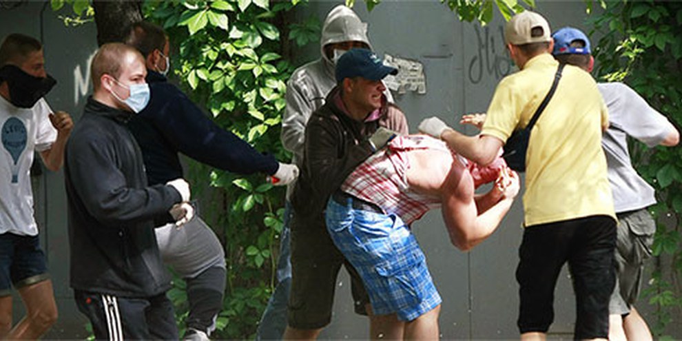 Einer der Organisatoren der Kiewer Pride wird attackiert. © ZVG